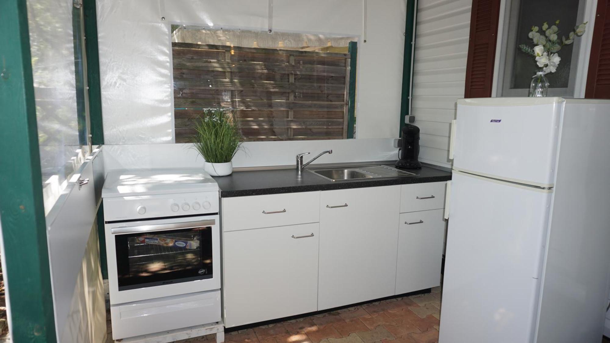 Chalets Met Buitenkeuken Op Camping Lei Suves - Joycasa Roquebrune-sur Argens Rum bild