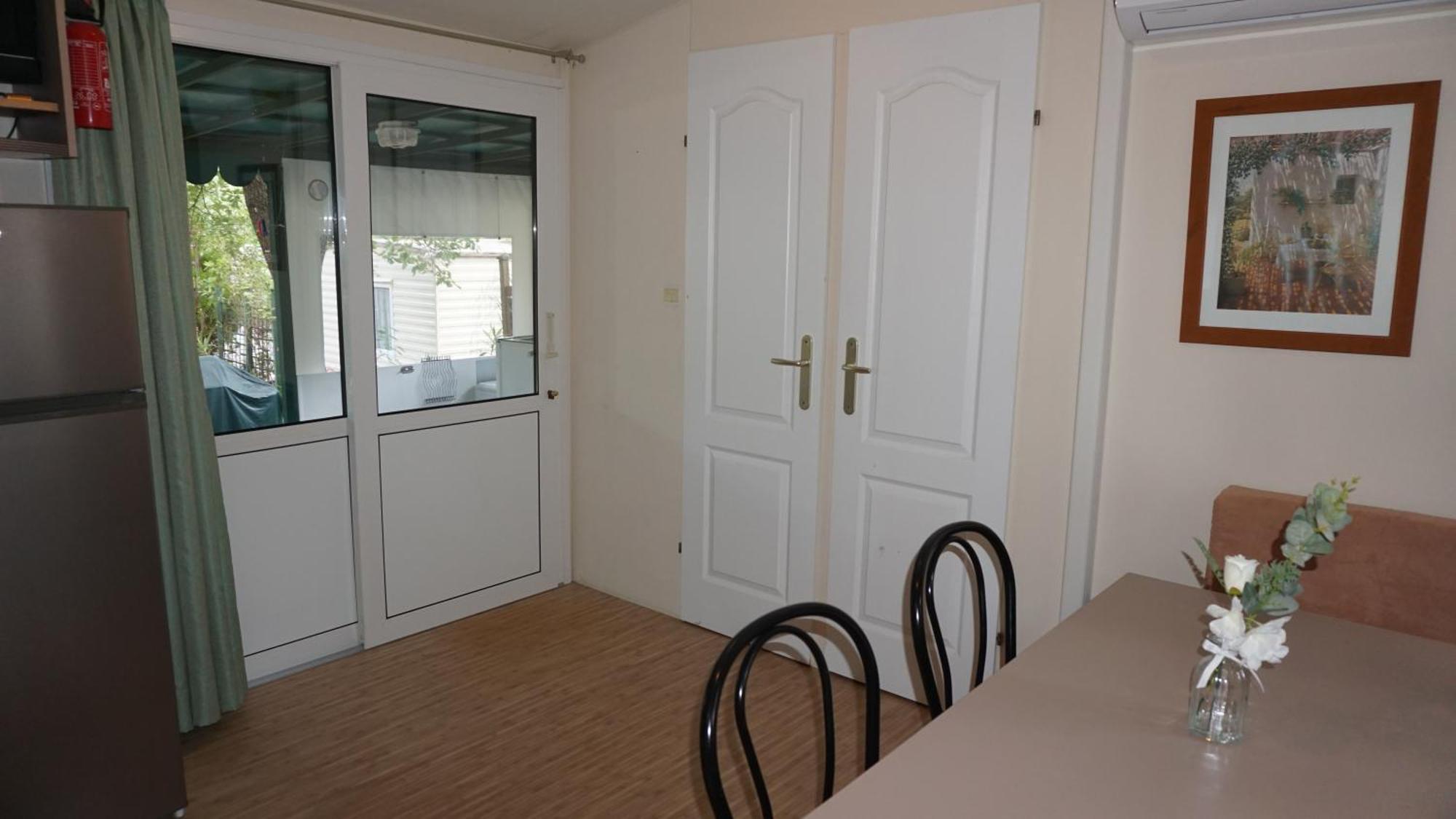 Chalets Met Buitenkeuken Op Camping Lei Suves - Joycasa Roquebrune-sur Argens Rum bild