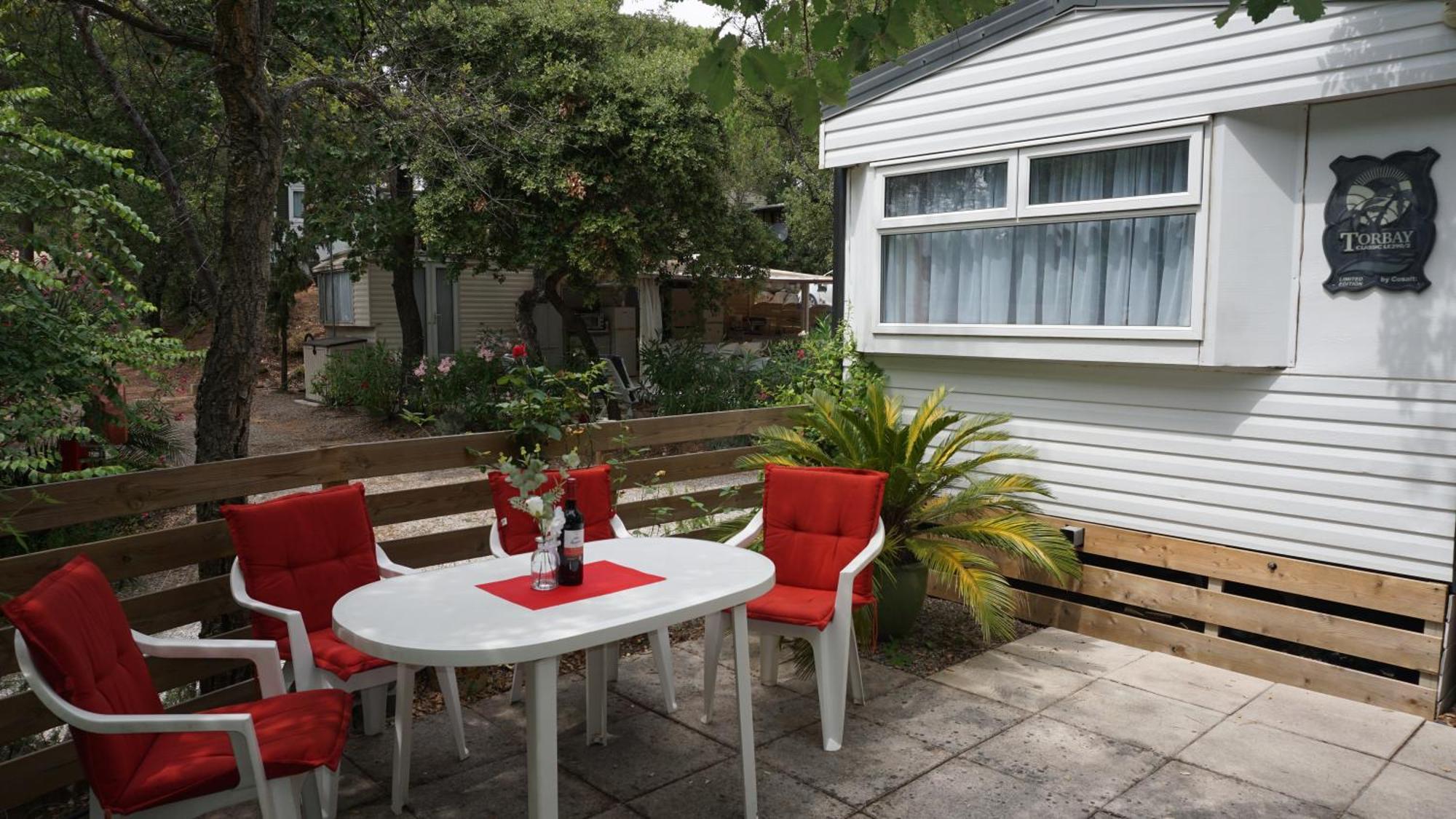 Chalets Met Buitenkeuken Op Camping Lei Suves - Joycasa Roquebrune-sur Argens Rum bild