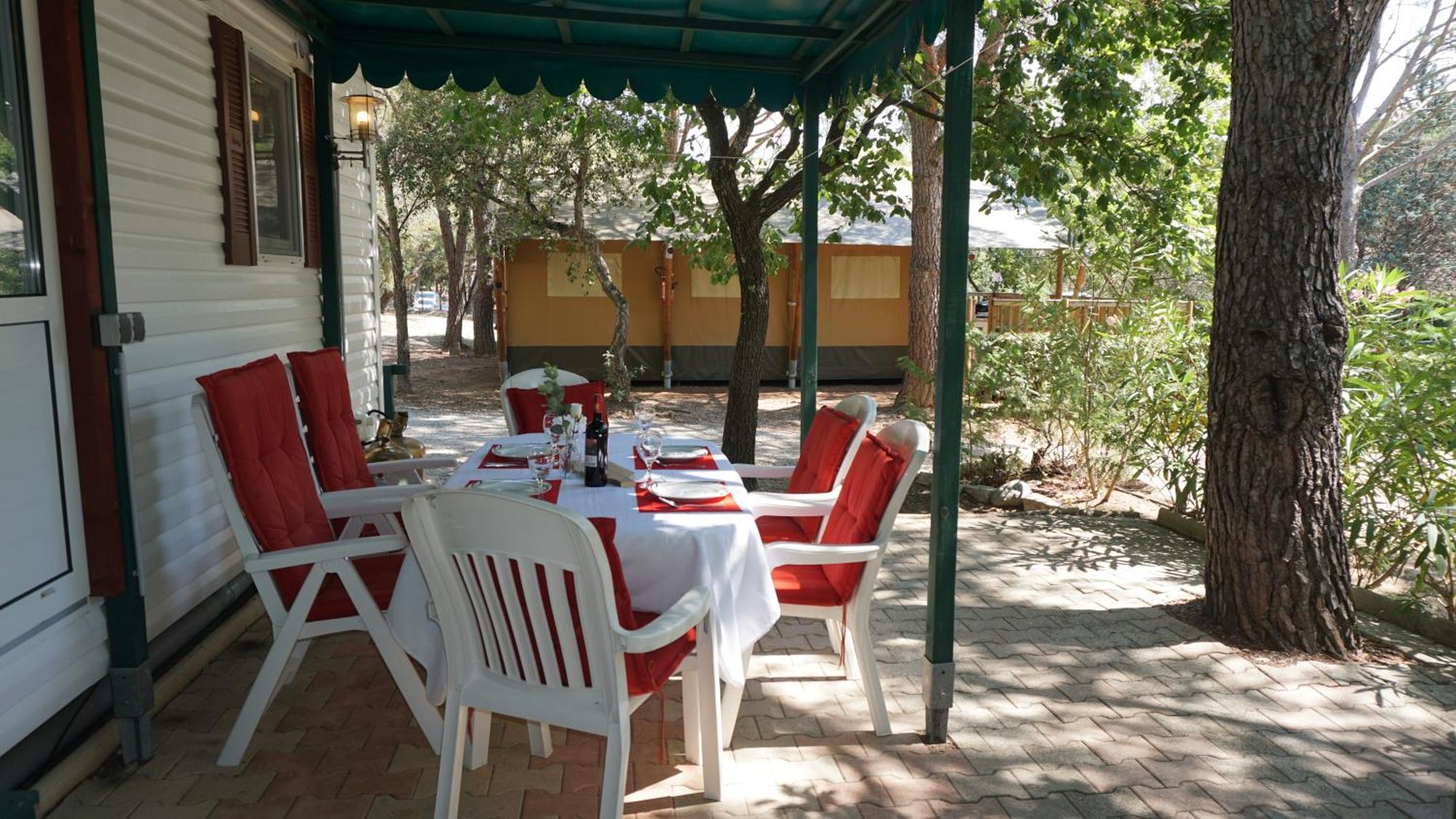 Chalets Met Buitenkeuken Op Camping Lei Suves - Joycasa Roquebrune-sur Argens Rum bild