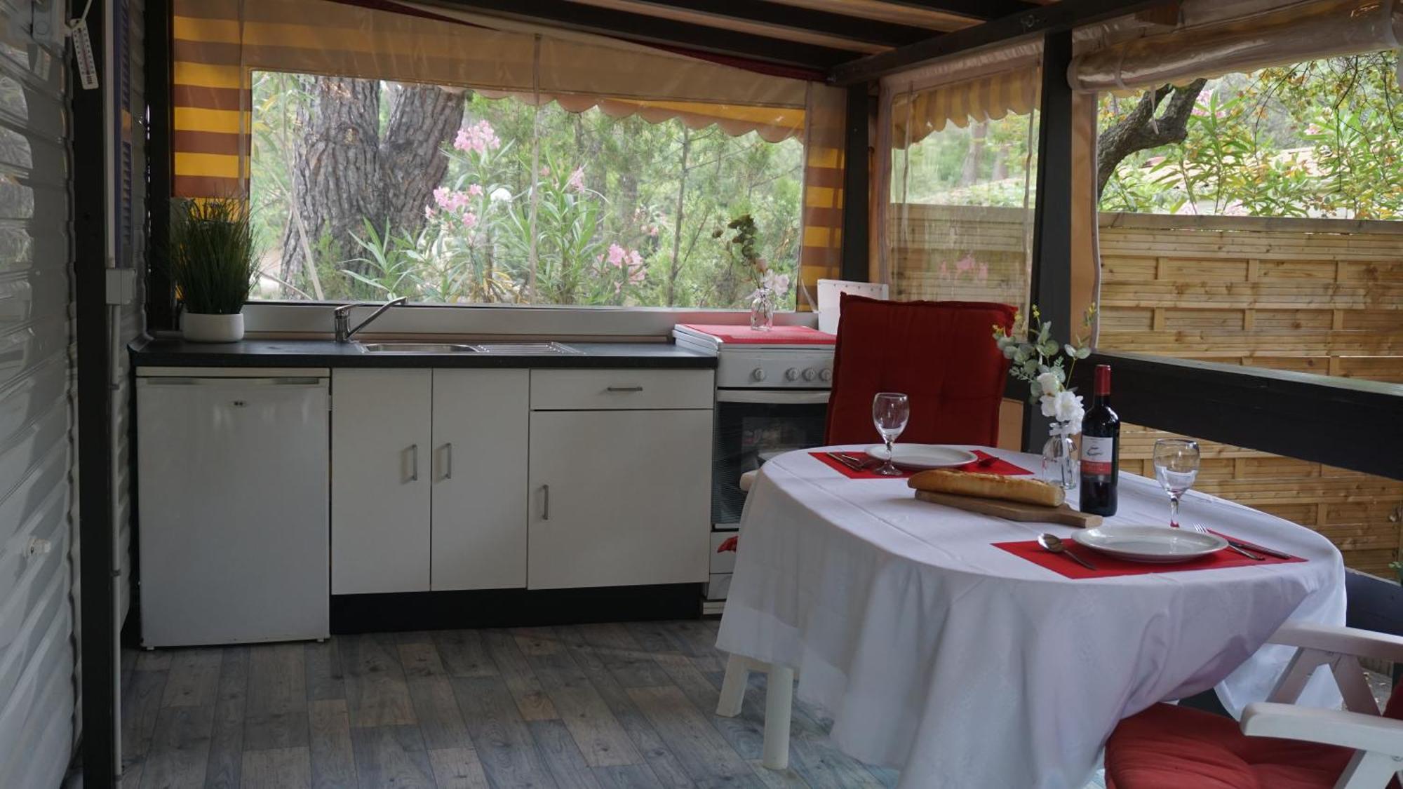 Chalets Met Buitenkeuken Op Camping Lei Suves - Joycasa Roquebrune-sur Argens Rum bild
